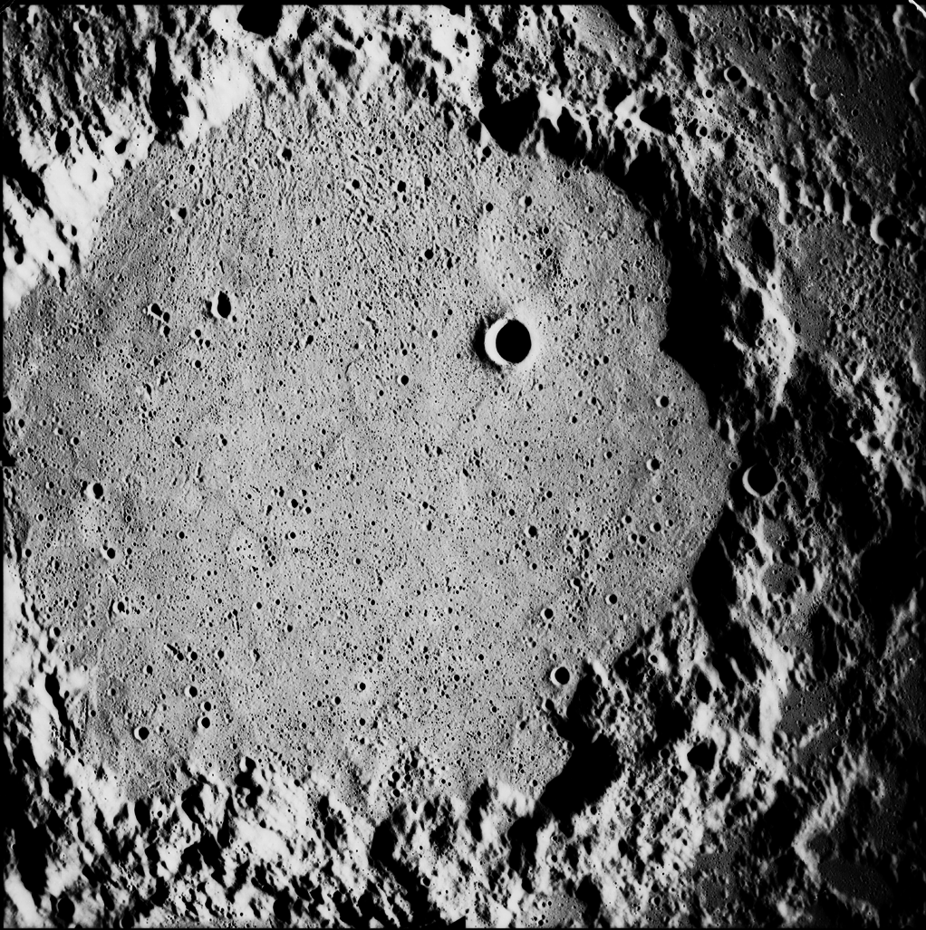Большой кратер луны