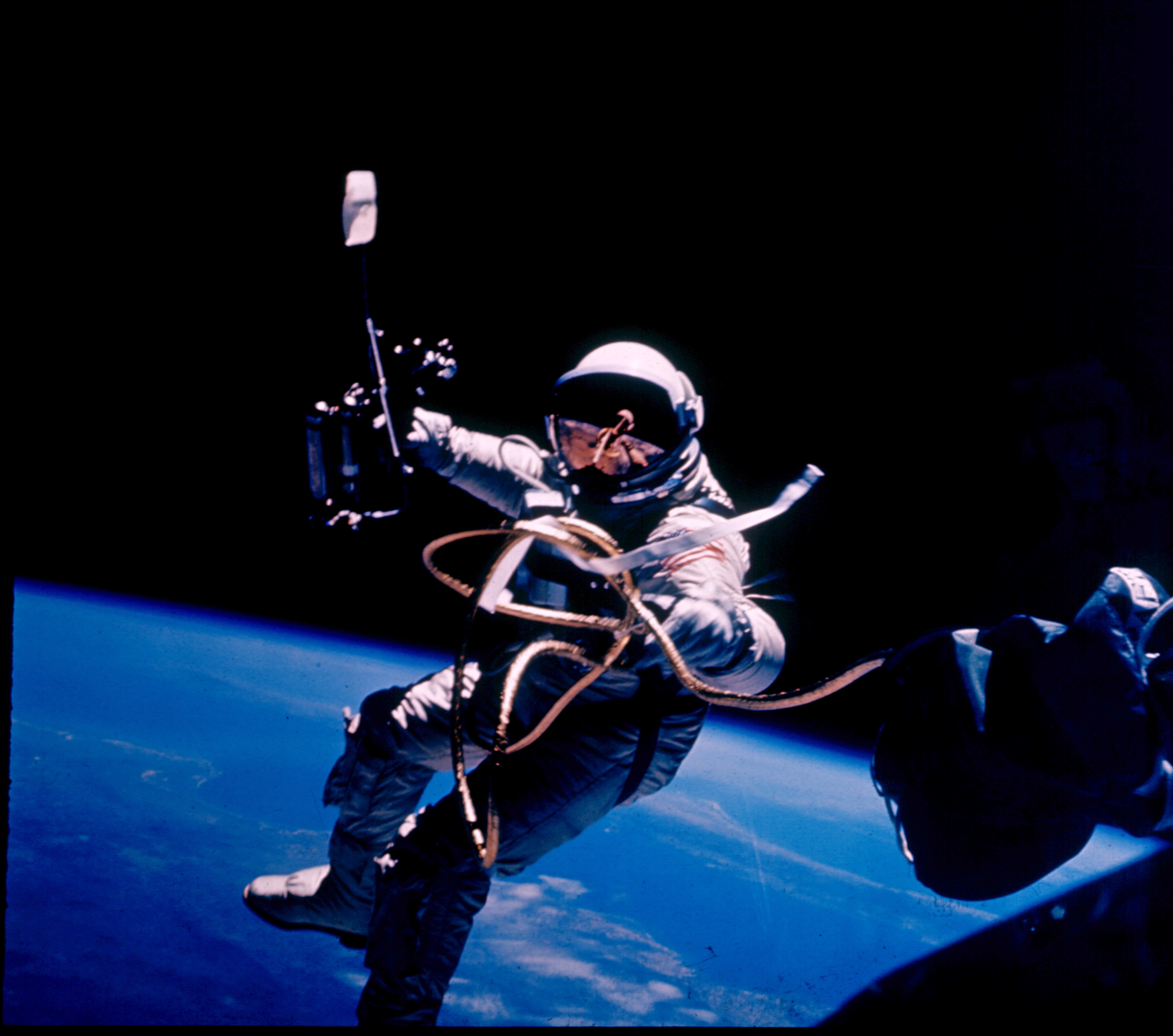 Первый астронавт в открытом космосе