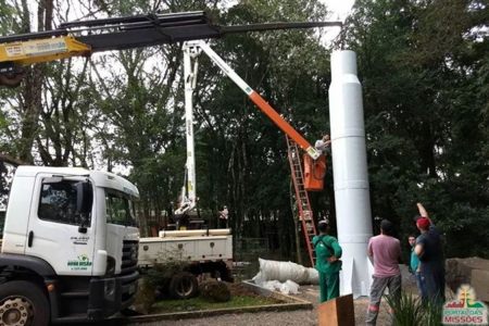 [Installation of the Saturn 5 model]